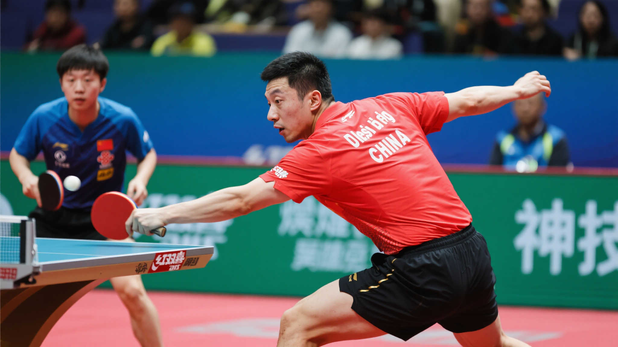 世乒赛惊艳一击！猛将背后神球再现许昕经典，雨果无计可施